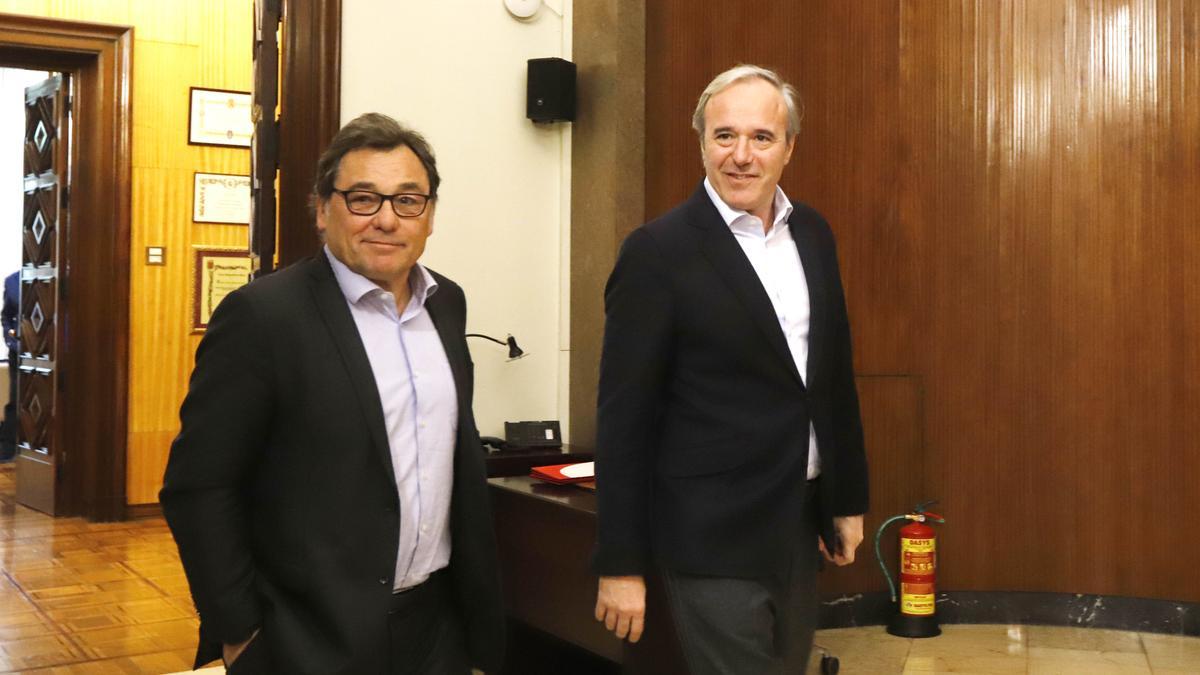 Raúl Sanllehí y Jorge Azcón, saliendo del despacho del alcalde este martes.