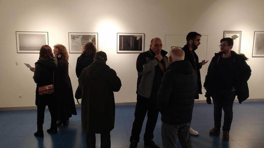 Asistentes, ayer, a la inauguración de la exposición.