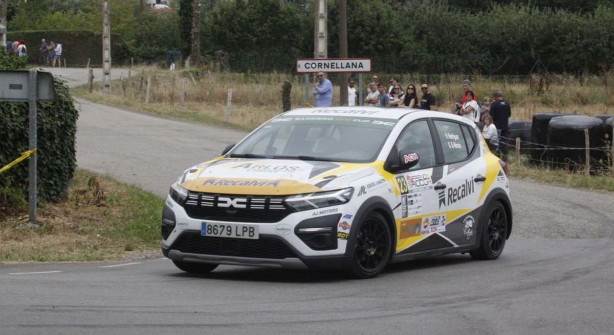 Hugo Rodríguez, con su Dacia, ayer, en Cornellana. | J. B. D.