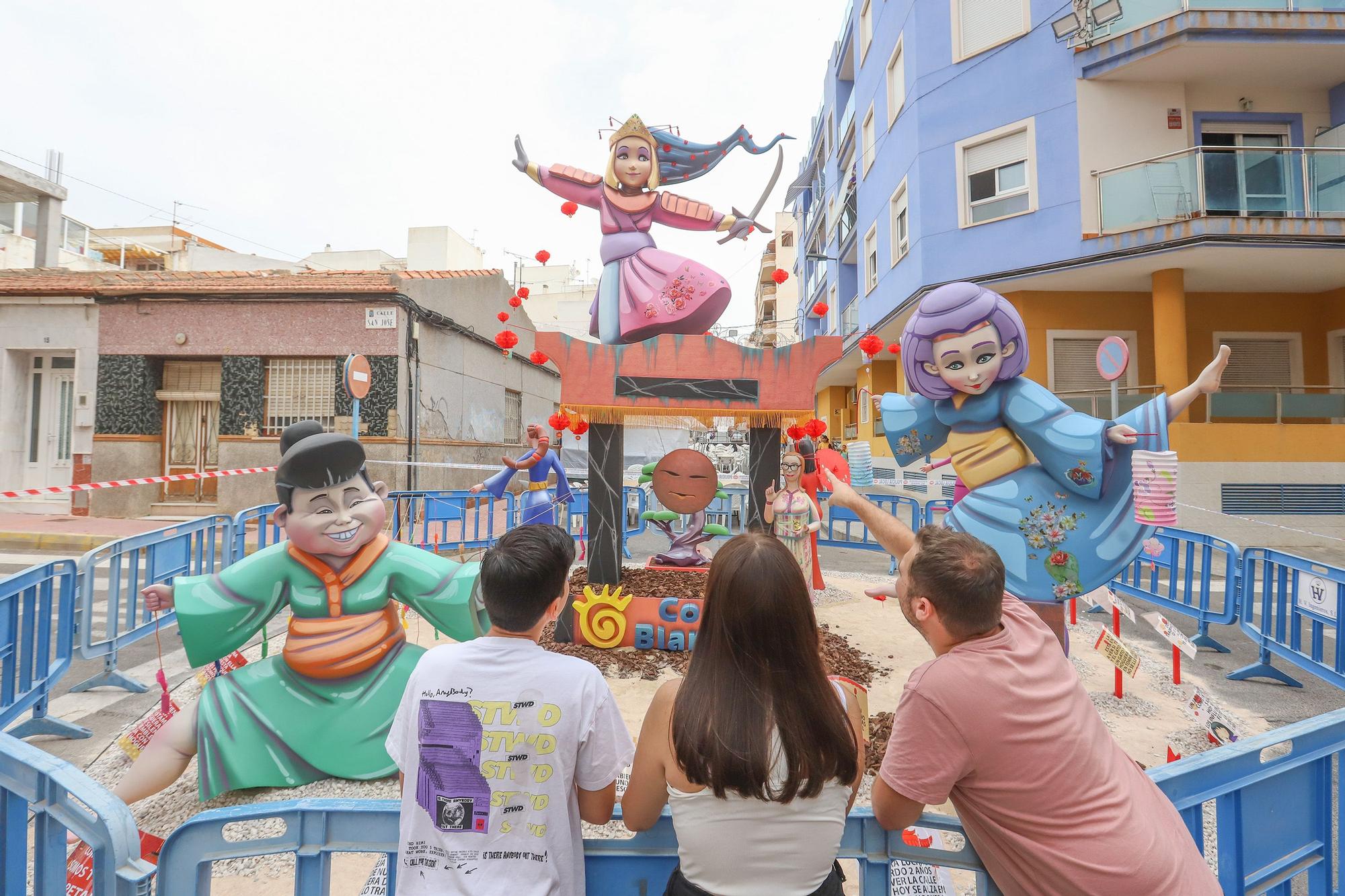 Hoguera del barrio de Los Molinos del Calvario en Torrevieja