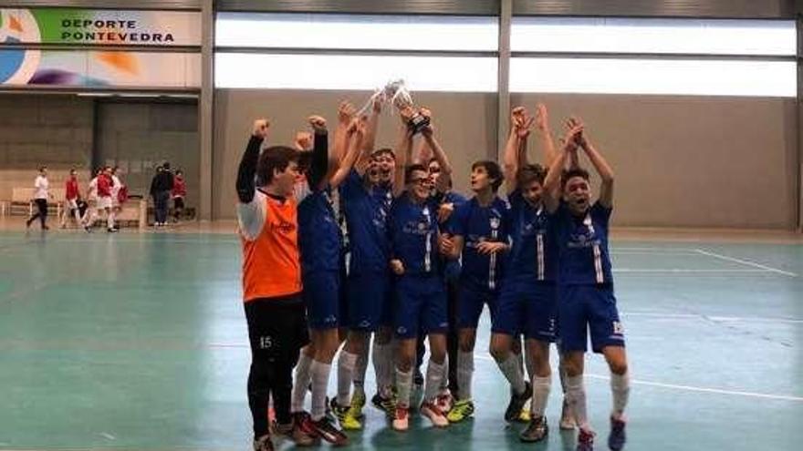 Los cadetes del A Estrada Futsal levantan el título.