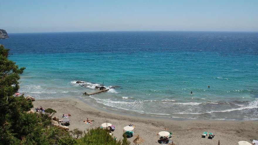 Desde arriba, la negrura de Cala Boix aún no se revela en toda su magnitud.