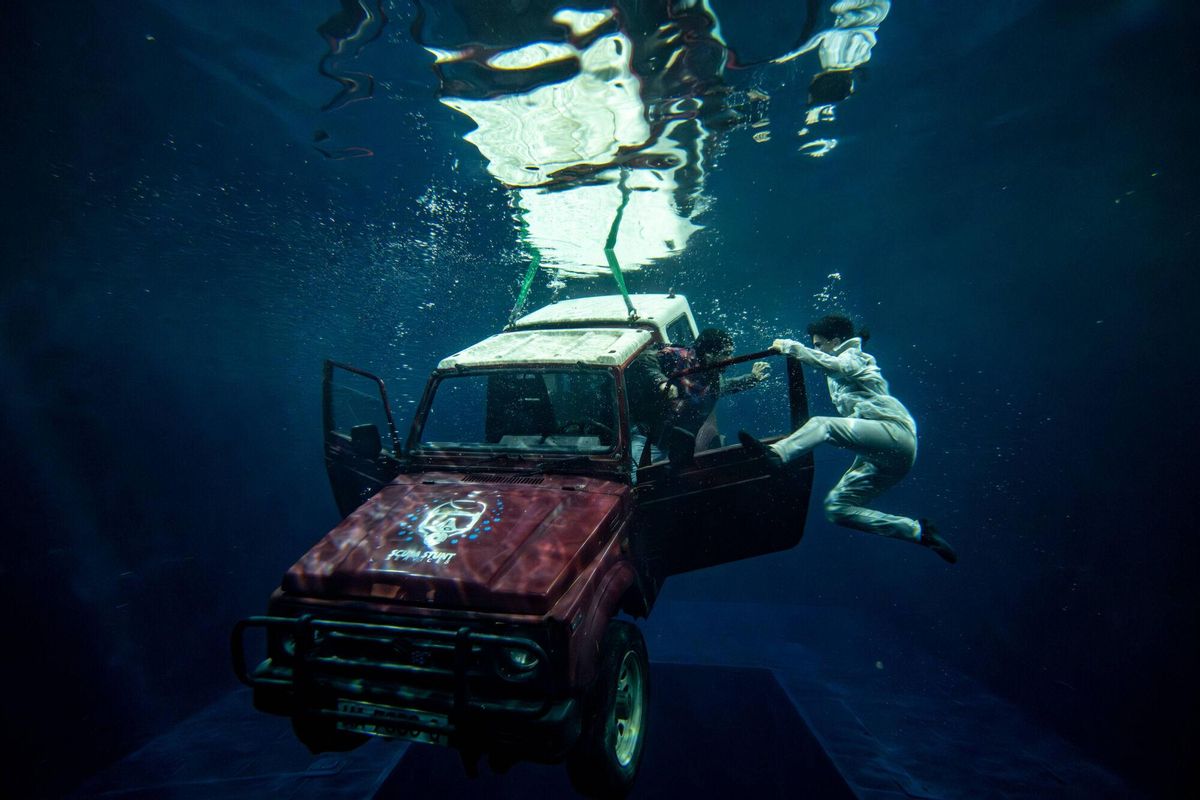 La piscina extrema en Barcelona de los especialistas de cine y acción. En la foto, dos alumnos salen de un coche hundido en el Water Tank de Barberá del Vallés durante las prácticas de esta semana de futuros especialistas subacuáticos