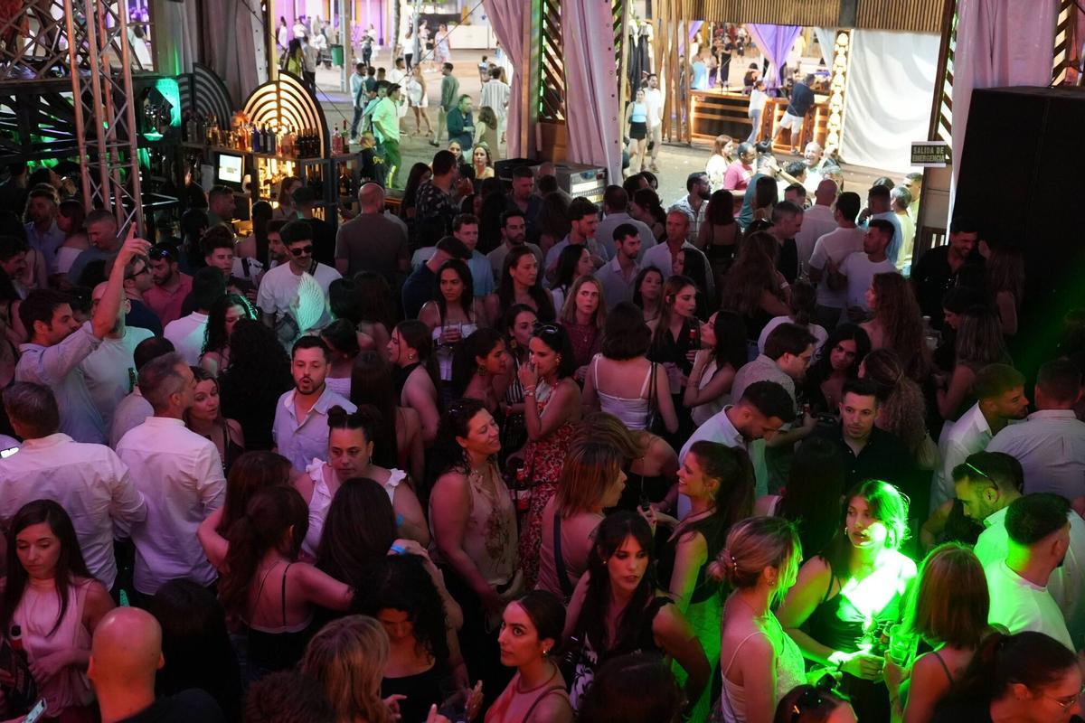 El público llena las casetas para disfrutar del ambiente de la Feria de San Juan.