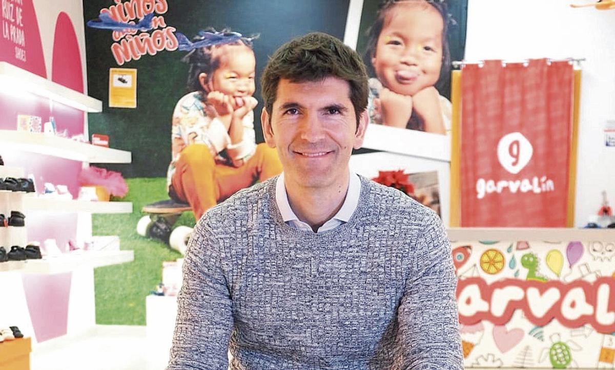 Joaquín García, CEO de Garvalín, con un modelo del nuevo segmento dirigido a adultos