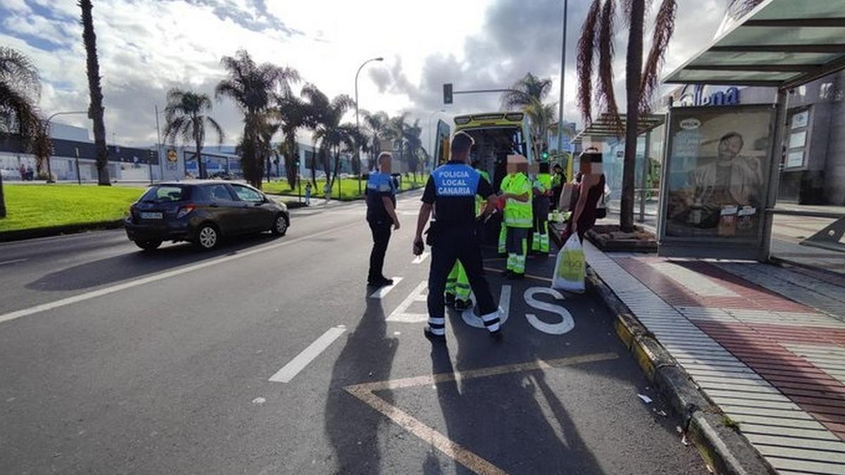 Imagen de la asistencia sanitaria a la mujer que se puso de parto en el CC La Ballena, en Las Palmas de Gran Canaria.