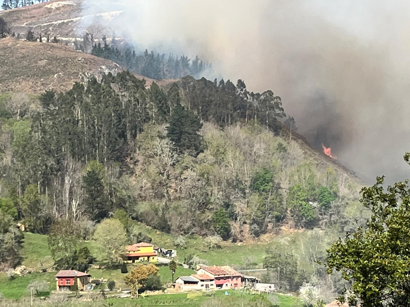 Segunda jornada en vilo por el fuego entre Piloña y Nava