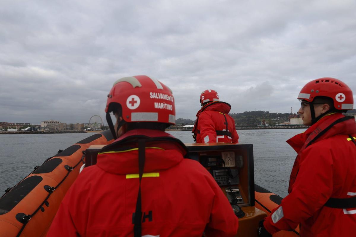 El control de la calidad de las aguas del mar de Gijón, en imágenes