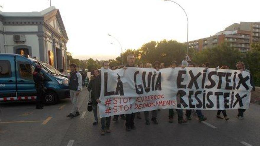 La manifestació en el moment de passar davant l&#039;estació de Renfe