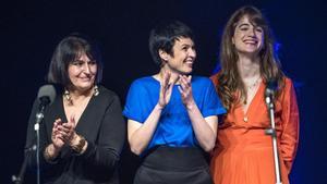 De izquierda a derecha Eva Denia, Anna Roig y Maria Rodés en el concierto homenaje a George Brassens en el Teatre Joventut de L’ Hospitalet.  