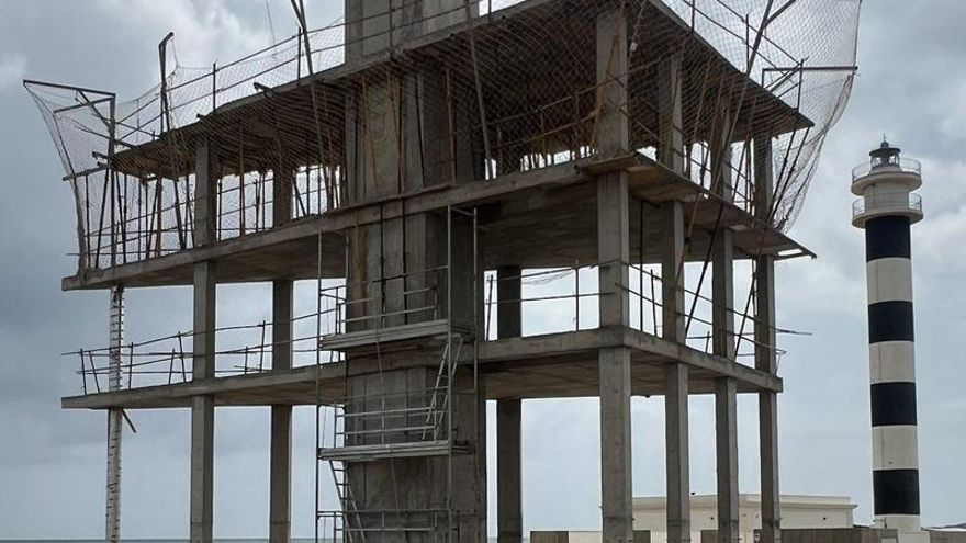 El esqueleto de un edificio en construcción en La Manga desata la polémica en redes