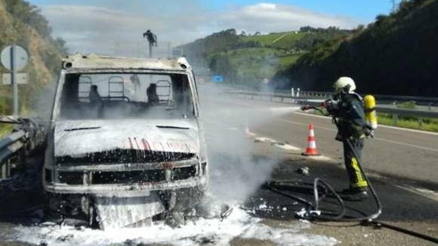 Los bomberos sofocan un incendio en un garaje en La Grandiella