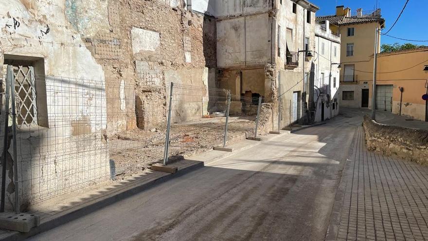 El carrer Roses de Ontinyent vuelve a ser transitable tras la retirada de los escombros de la casa derrumbada