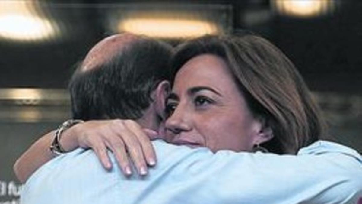 Rubalcaba y Chacón se abrazan en el mitin de final de campaña de noviembre pasado .