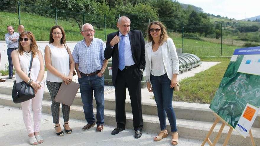 La edil Cristina Vega, la directora general de Calidad Ambiental, Paz Orviz; el edil Gustavo Blanco, Benigno Fano y Natalia González, ayer, en la visita a la depuradora.