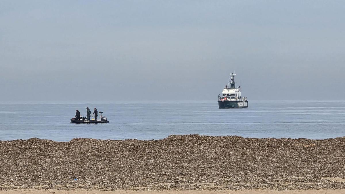 Buceadores expertos en explosivos de la Guardia Civil y la Armada han detonado el obús.