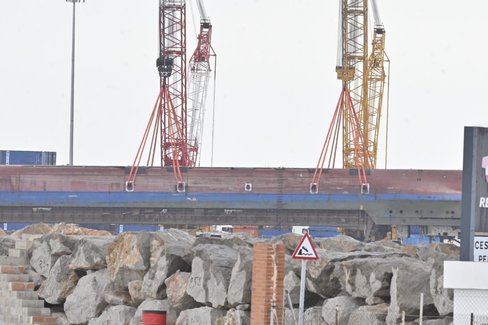 Inician la extracción del buque volcado en PortCastelló