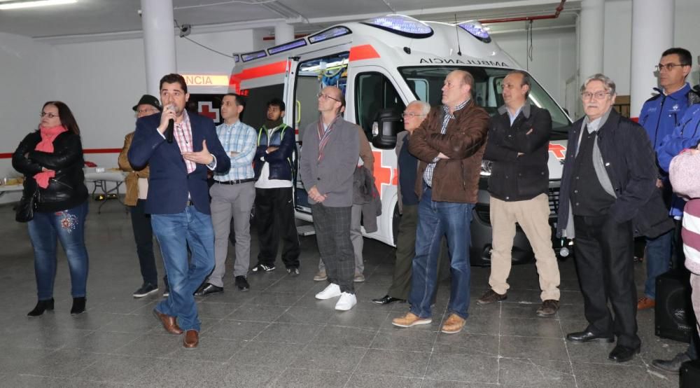 Cruz Roja de Alcoy presenta la nueva ambulancia.