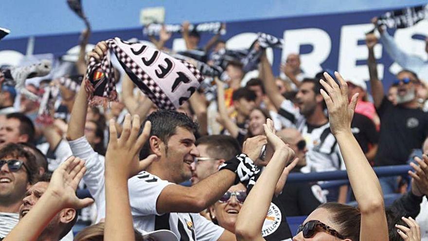 La afición albinegra en el Ciutat de València.