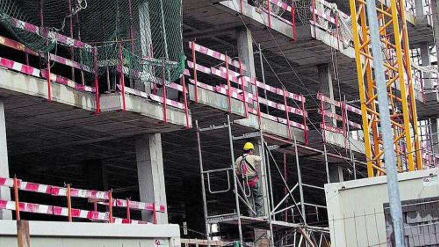 Obras de construcción de un edificio de viviendas. | R. V.