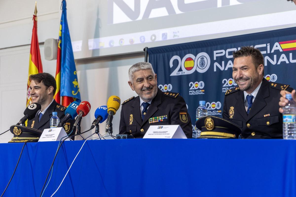 Los responsables policiales que han presentado en Alicante la operación.