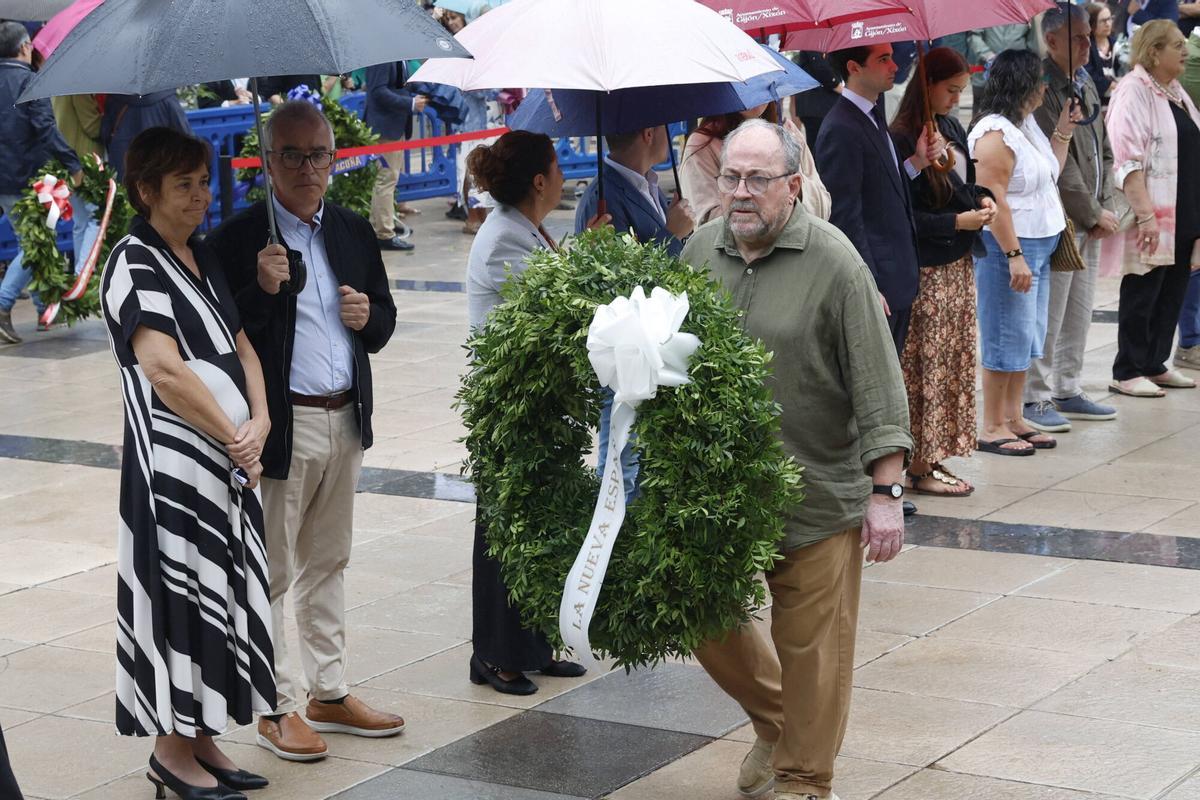 La ofrenda floral a Jovellanos en la plaza del Seis de agosto de Gijón, en imágenes