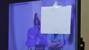 El Rambo de Requena, oculto tras un folio, ha seguido el juicio por videoconferencia.