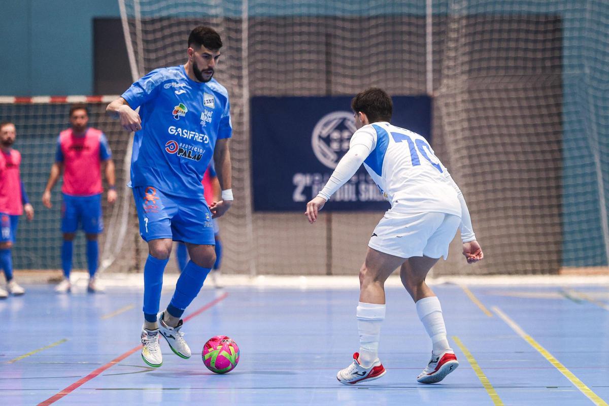 Vargas intenta regatear a su marcador en el encuentro ante el Melistar