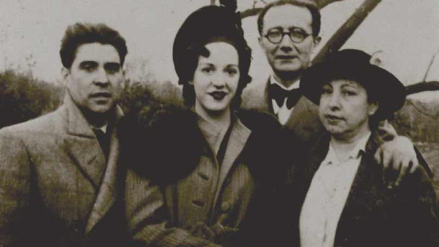 De izquierda a derecha, Soto, María Docampo, Castelao y su esposa Virginia en Centra Park (Nueva York) en 1938.