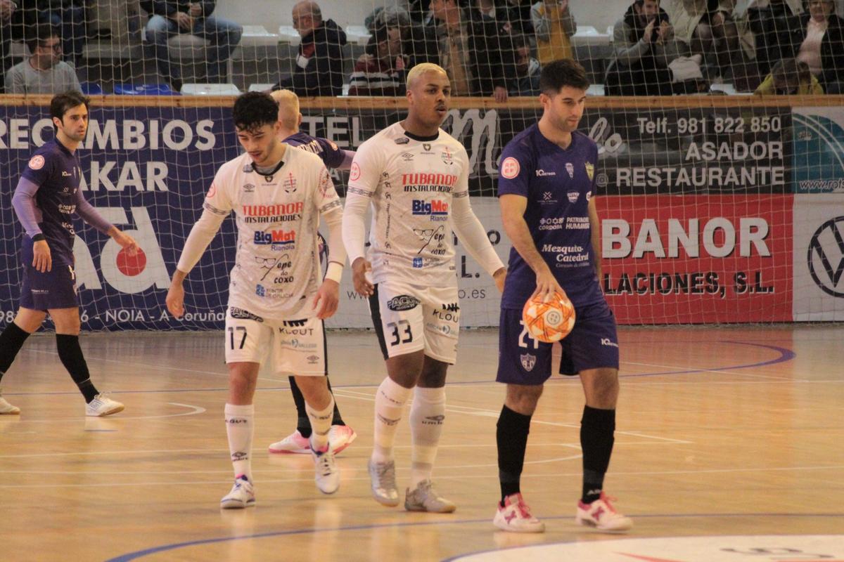 Ismael, cabizbajo tras un gol en el partido Noia-Córdoba Futsal.