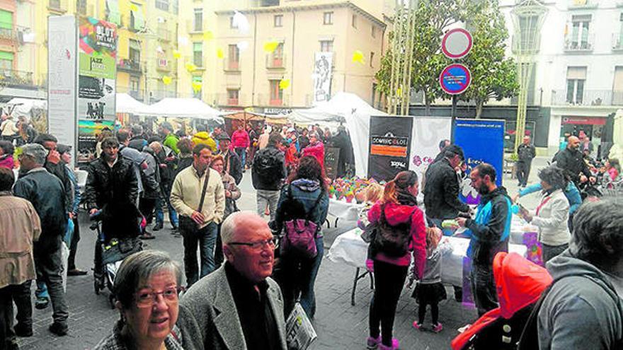 Plaça Major  Mercat de l&#039;artesania i pintada de guardioles