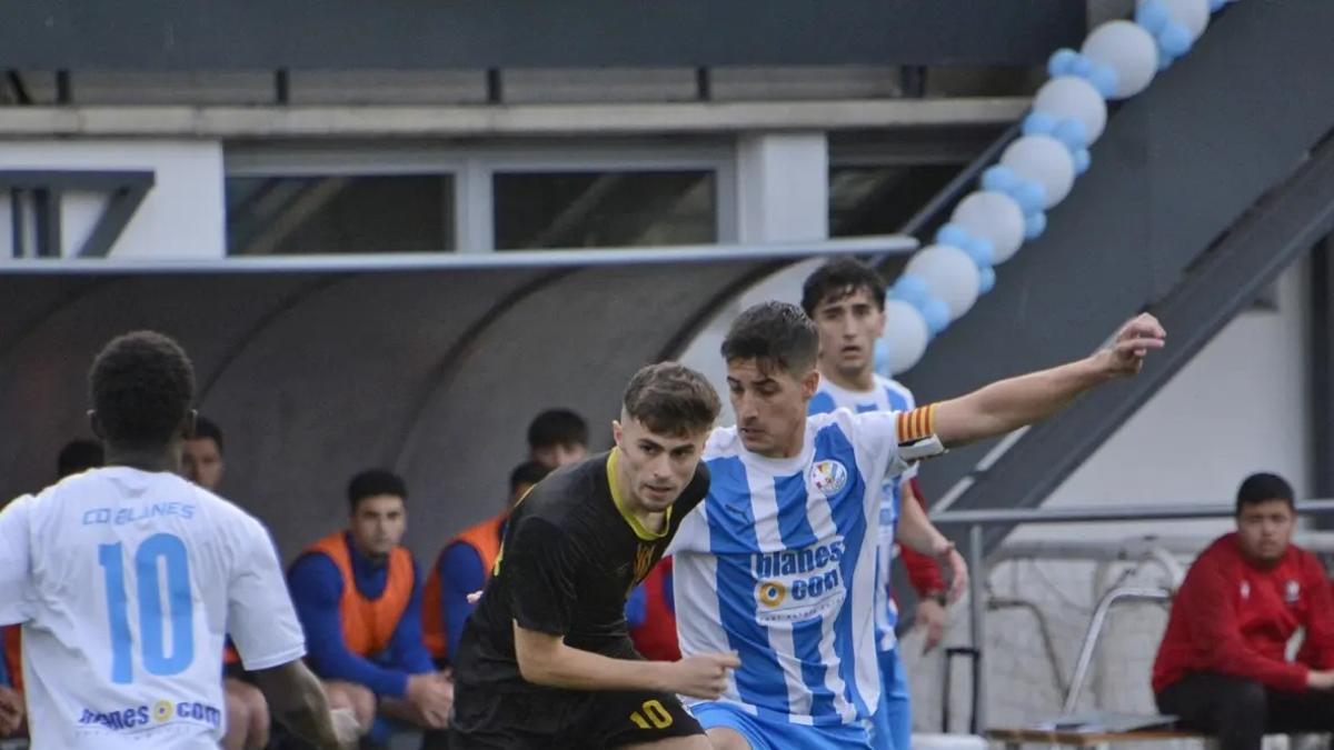 Una jugada d’un partit del Blanes d’aquesta temporada, a Primera Catalana.