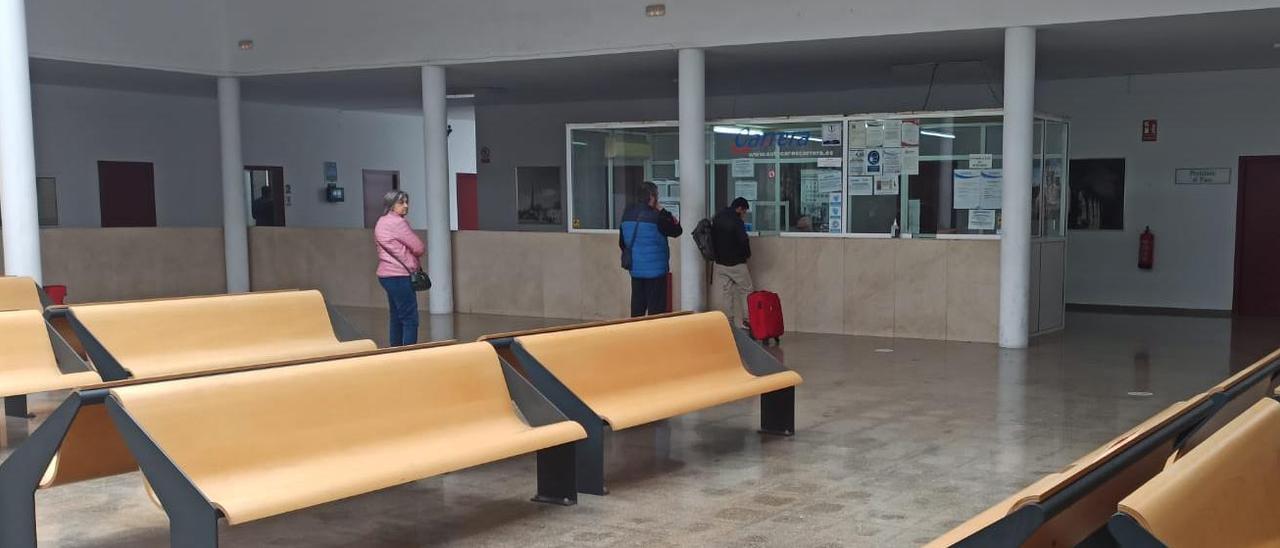 Interior de la estación de autobuses de Lucena, en la zona de las taquillas.