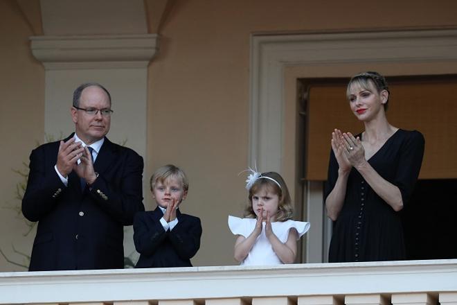 Los príncipes Alberto y Charlene de Mónaco junto a sus hijos Jacques y Gabriella celebran la noche de San Juan desde el Palacio Grimaldi