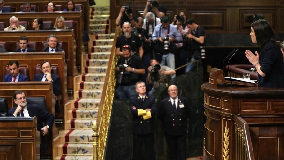 Mariano Rajoy atiende la intervención de Irene Montero, este martes, en el Congreso.