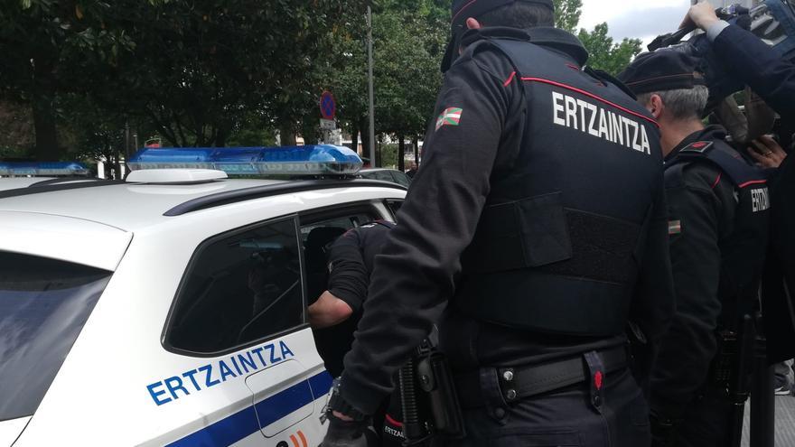 Agentes de la Ertzaintza introducen en el coche policial al sospechoso.