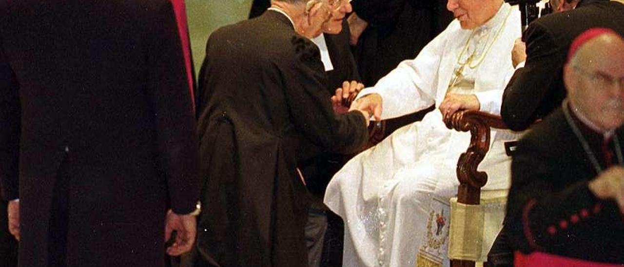 El Papa Juan Pablo II saluda a Florencio Seco, hermano de uno de los Mártires de Turón, en 1999.