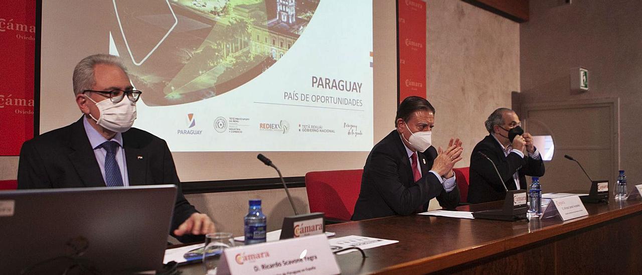 Por la izquierda, Ricardo Scavone, Alfredo Canteli y José Manuel Ferreira durante su encuentro . | Bernabé Valle