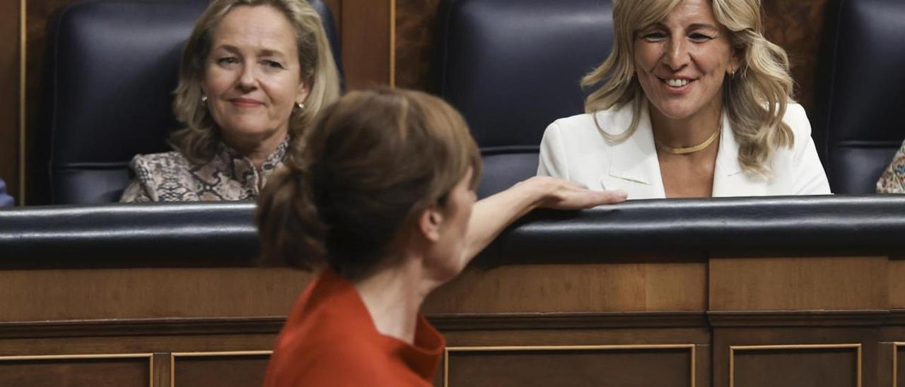 Marta Lois y Yolanda Díaz durante el debate de investidura de Alberto Núñez Feijóo.