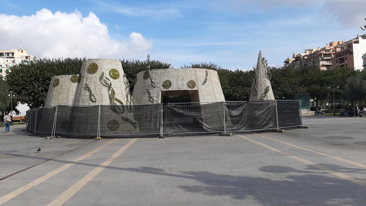 El árbol de Navidad gigante del Parc de la Mar se traslada al Parc de les Estacions.