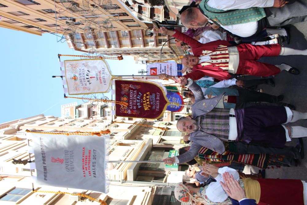 Recogida de premios de las comisiones falleras