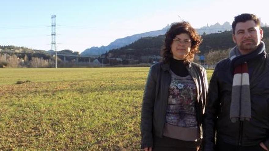 Montse Badia i Joan Torres, davant els terrenys del polígon del Pla de les Vives, pendents de desenvolupar.