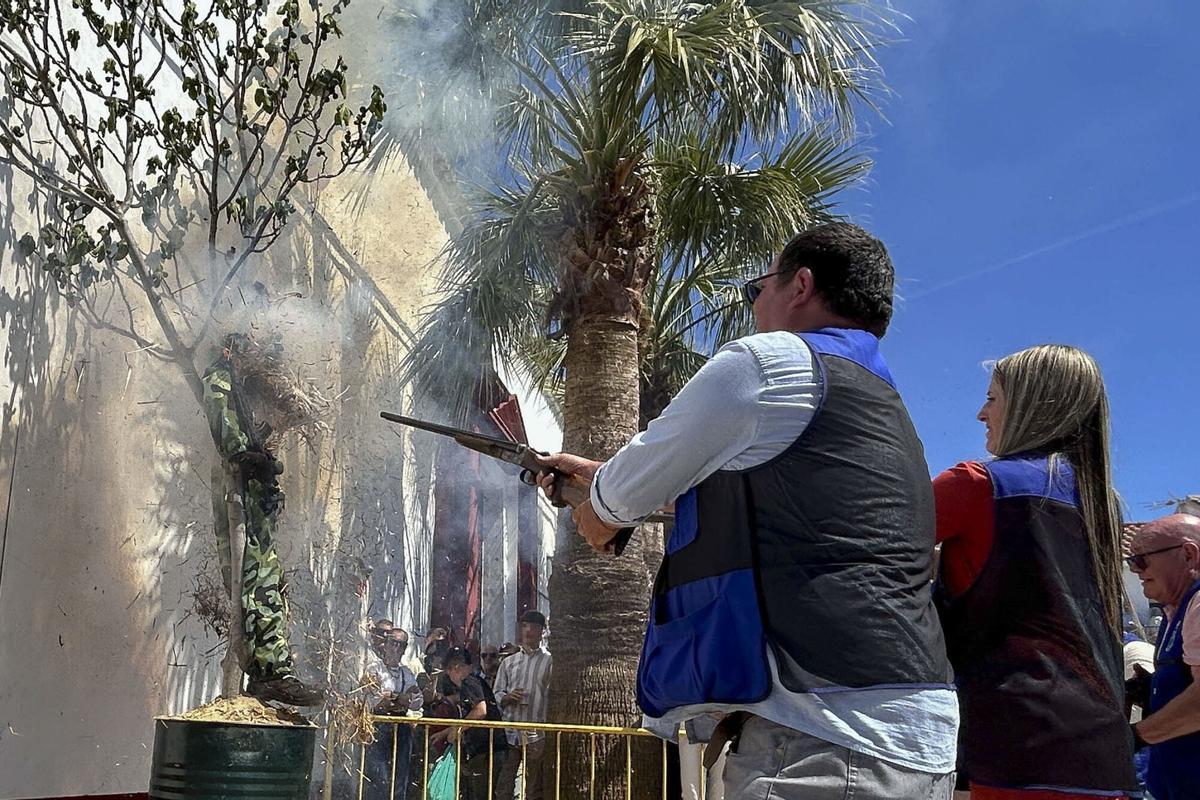 ACOMPAÑA CRÓNICA: FIESTAS TRADICIONES - CORIPE (SEVILLA) (ESPAÑA), 05/04/2026.- Un Judas con la imagen del presidente ruso, Vladímir Putin, con fotos de su homólogo estadounidense, Donald Trump, y el primer ministro de Israel, Benjamín Netanyahu, ha sido quemado en Coripe (Sevilla), donde cada Domingo de Resurrección se “lincha” a alguien cuya acción es reprobable bajo el criterio de los vecinos. Una costumbre centenaria que se mantiene con el paso de los años en el día grande de las fiestas de la localidad, que cada Semana Santa cuelga de un árbol esta figura, para que sea abatida a tiros y le prendan fuego. Su identidad se guarda celosamente en el pueblo, y solo dos personas conocen quién va ser el Judas, que son las que se encargan de diseñar el muñeco. EFE/ Fermín Cabanillas