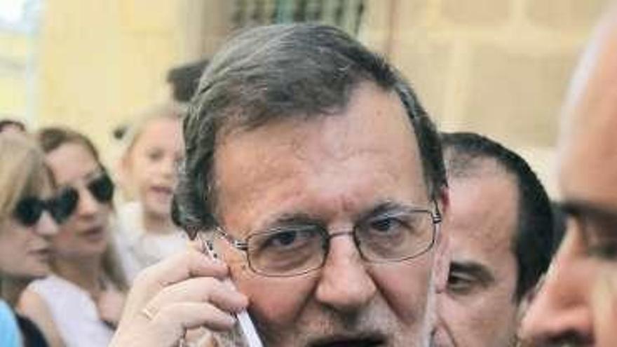 Rajoy hablando por el móvil. // Efe