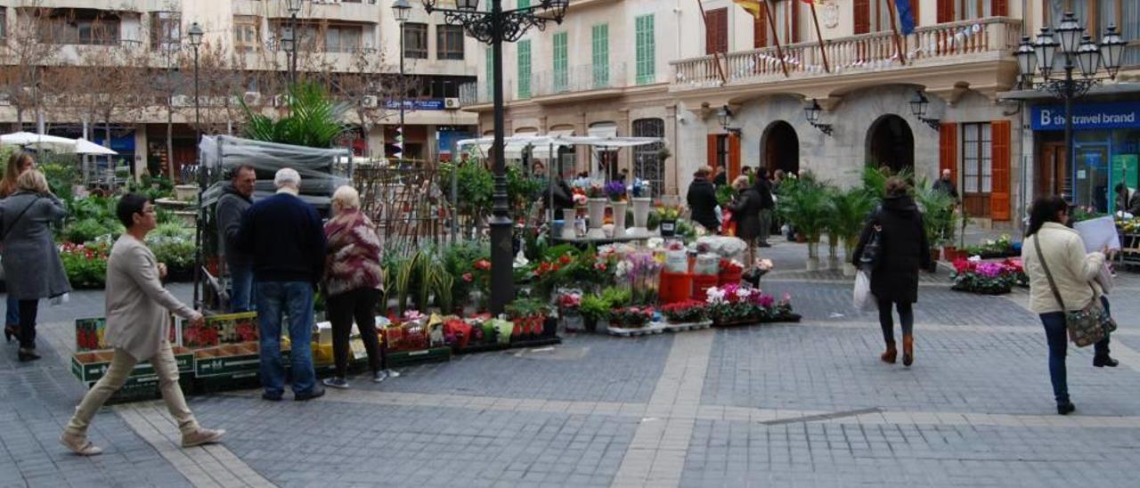 La plaza de España, sólo ocupada por los floristas.