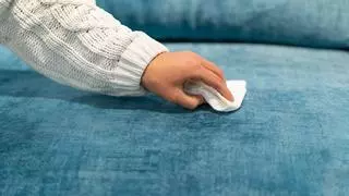 Cómo limpiar la tapicería de un sofá: trucos caseros para dejarlo como nuevo