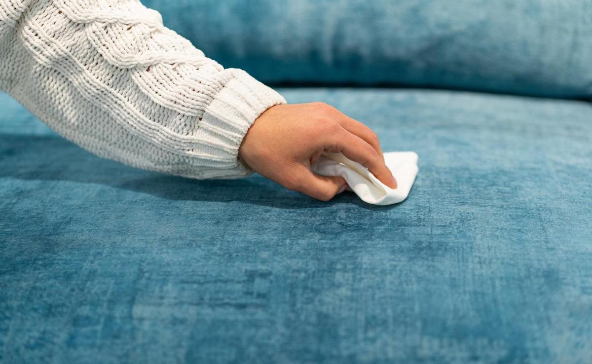 CÓMO LIMPIAR LA TAPICERÍA DE UN SOFÁ | Cómo limpiar la tapicería de un sofá: trucos caseros para dejarlo como nuevo