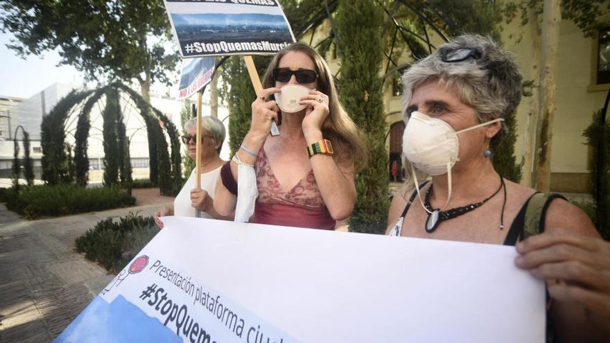 Miembros de la Plataforma #StopQuemasMurcia durante una protesta.