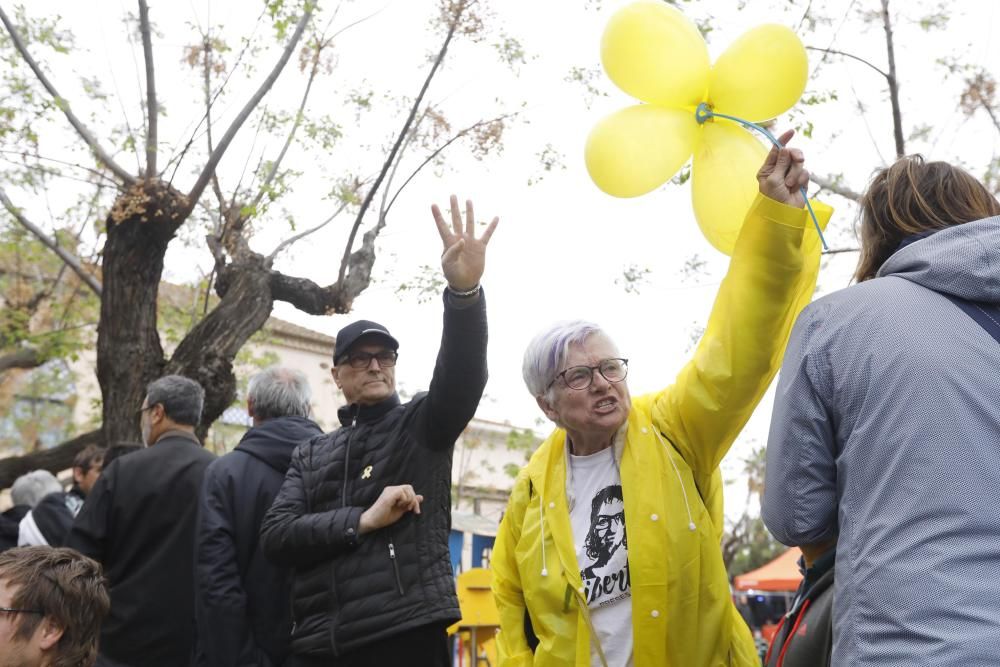 Una cinquantena de persones escridassen Arrimadas a Torroella