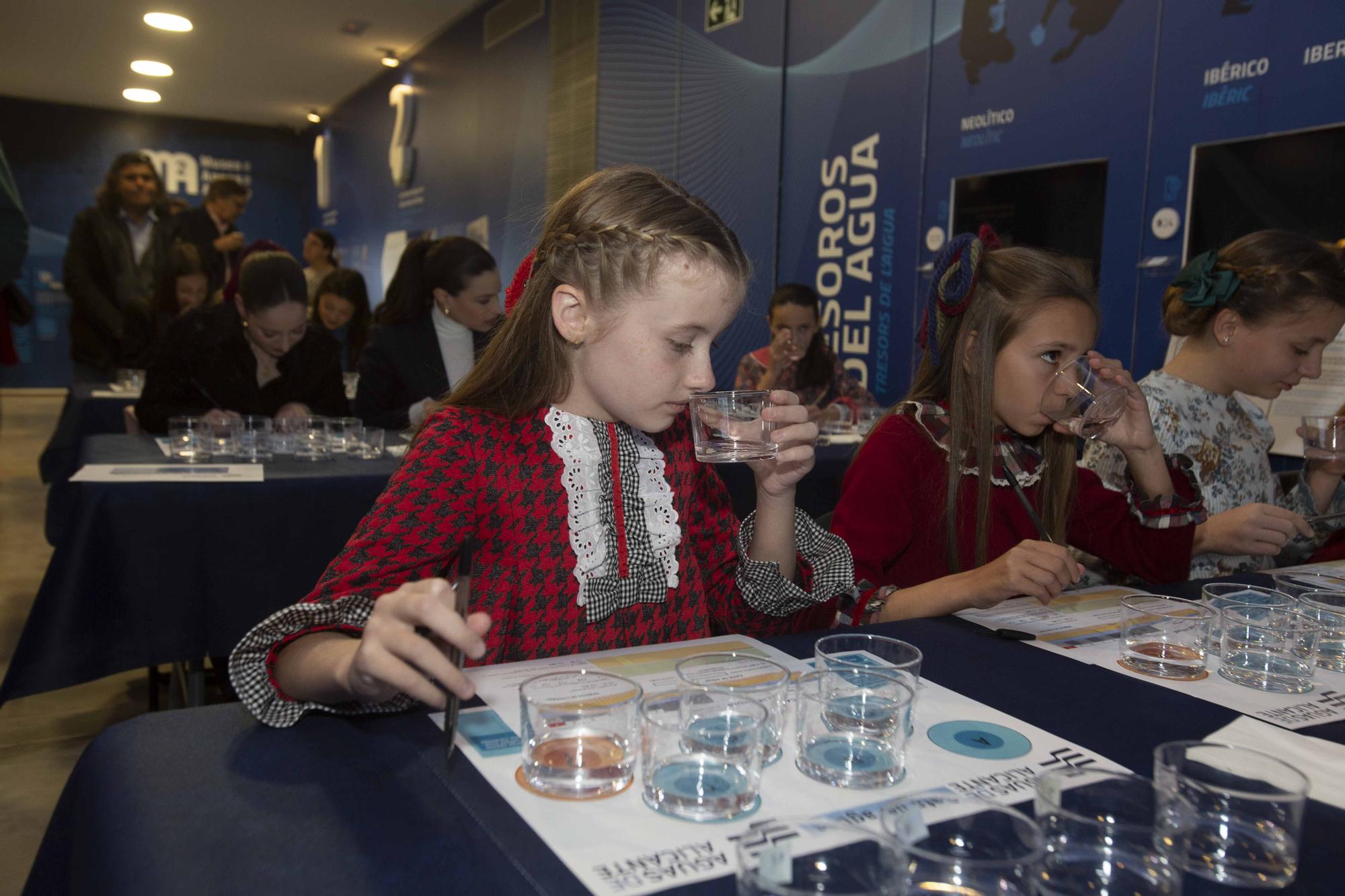 Las Belleas del Foc y sus damas hacen una cata de agua "a ciegas" en el Museo de Aguas de Alicante